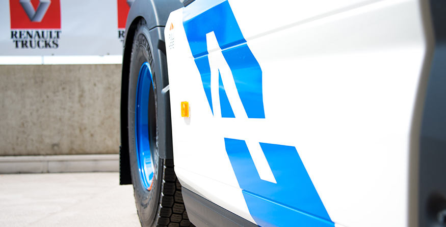„RENAULT TRUCKS“ PRISTATO SPECIALIOS SERIJOS „T HIGH EDITION - TEAM ALPINE“ SUNKVEŽIMĮ