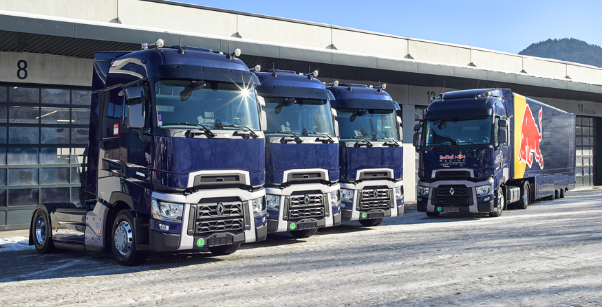 TRYS PAPILDOMI „RENAULT TRUCKS T“ SUNKVEŽIMIAI „RED BULL RACING“ KOMANDAI