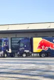 TRYS PAPILDOMI „RENAULT TRUCKS T“ SUNKVEŽIMIAI „RED BULL RACING“ KOMANDAI