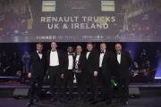 Rugsėjo 2 d. Londone „The Motor Transport Awards 2021“ rinkimuose elektra varoma  „Renault Trucks“ Z.E. gama pelnė apdovanojimą už technines inovacijas. Nuotraukoje (iš kairės į dešinę): apdovanojimų ir televizijos laidų vedėjas Aleksandras Armstrongas; „Renault Trucks UK“ pardavimo ir serviso direktorius Jamesas Charnockas; „Renault Trucks UK“  distribucinių ir komercinių automobilių direktorius Ellwyn Thompson; „Renault Trucks UK“ generalinis direktorius Carlos Rodrigues; „Renault Trucks UK“ svarbių versl