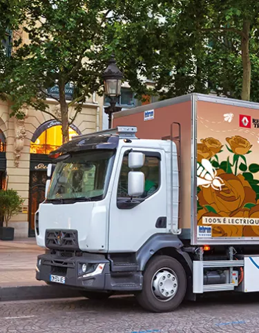 „Renault Trucks“ paskelbė pristatysianti savo elektra varomų sunkvežimių gamą 2019 m. Tai dešimtmetį kartu su klientais realiomis sąlygomis vykdytos bandymų programos rezultatas. Elektra varomi distribuciniai sunkvežimiai bus gaminami „Renault Trucks“ gamykloje Blainville-sur-Orne mieste Normandijoje.  Elektromobilumas yra „Renault Trucks“ strategijos pagrindas kuriant tvarų transportą miestuose. Neteršiančios aplinkos transporto priemonės padės pagerinti miestų oro kokybę, suvaldyti klimato kaitos procesus