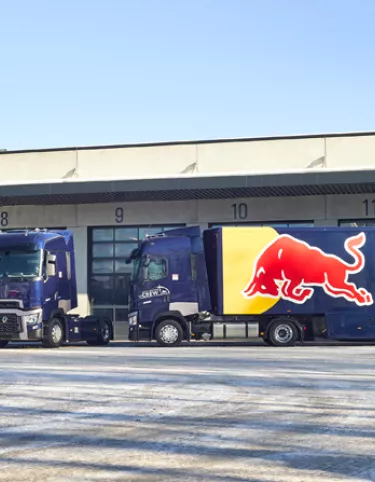 TRYS PAPILDOMI „RENAULT TRUCKS T“ SUNKVEŽIMIAI „RED BULL RACING“ KOMANDAI