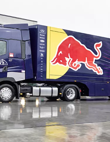 „RED BULL RACING“ KOMANDAI – SEPTYNI „RENAULT TRUCKS T“