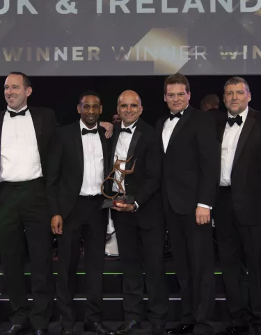 Rugsėjo 2 d. Londone „The Motor Transport Awards 2021“ rinkimuose elektra varoma „Renault Trucks“ Z.E. gama pelnė apdovanojimą už technines inovacijas. Nuotraukoje (iš kairės į dešinę): apdovanojimų ir televizijos laidų vedėjas Aleksandras Armstrongas; „Renault Trucks UK“ pardavimo ir serviso direktorius Jamesas Charnockas; „Renault Trucks UK“ distribucinių ir komercinių automobilių direktorius Ellwyn Thompson; „Renault Trucks UK“ generalinis direktorius Carlos Rodrigues; „Renault Trucks UK“ svarbių versl