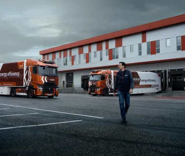Model year 2025 : Renault Trucks T High Smart Racer in a logistics centre; lifestyle (Renault Trucks bodywarmer, Renault Trucks hoodie)